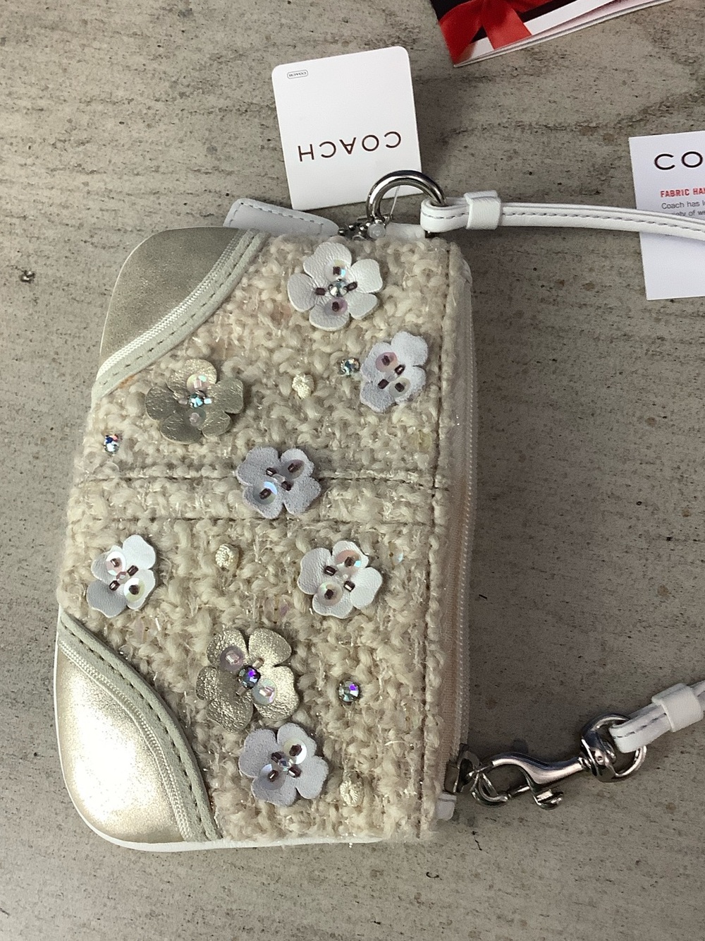 NWT RARE Coach Ivory Wool Floral 3D Appliqué Wristlet with Metallic Accents - Picture 12 of 12